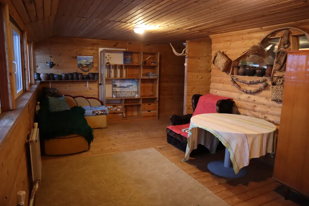 Двухэтажный дом на берегу Волги