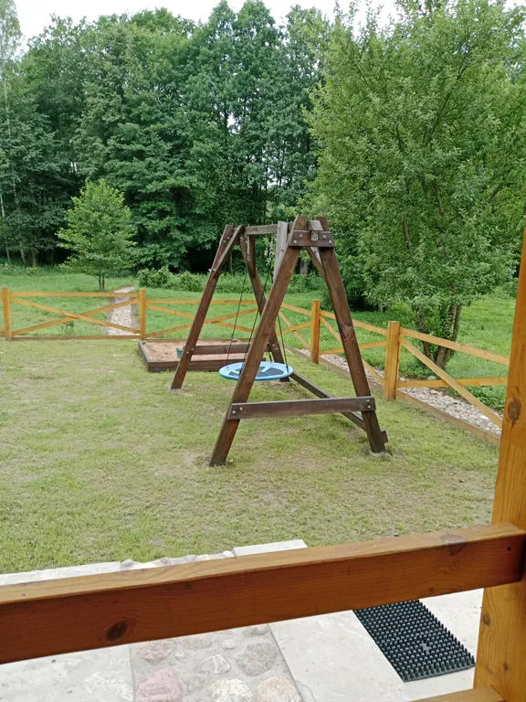 Дом в лесу у ручья