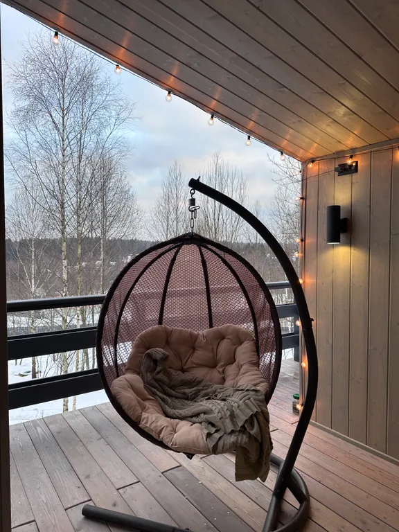 Дом в облаках у леса