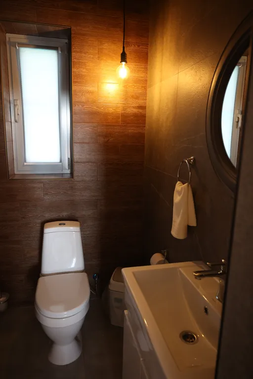 Вилла с бассейном на берегу реки в 30 минутах от центра города