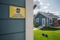 За углом виднеется баня.