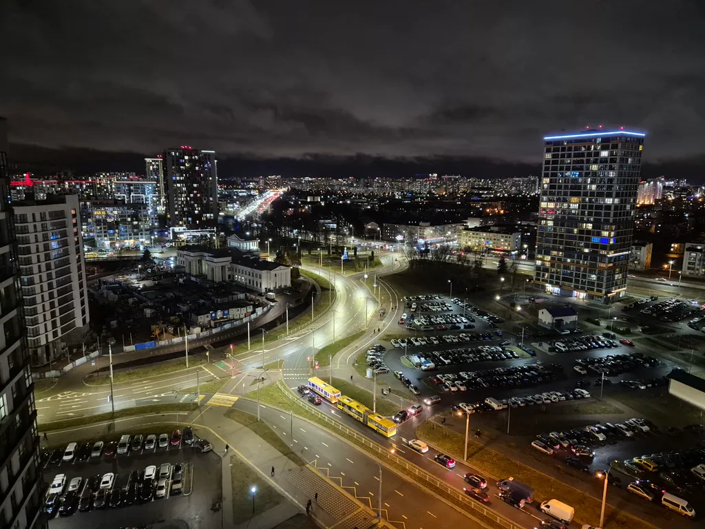 Просторные апартаменты рядом с метро, шиканый вид 2+2