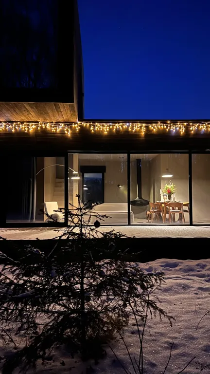 Премиальный дом с дизайнерским камином на дровах в лесу