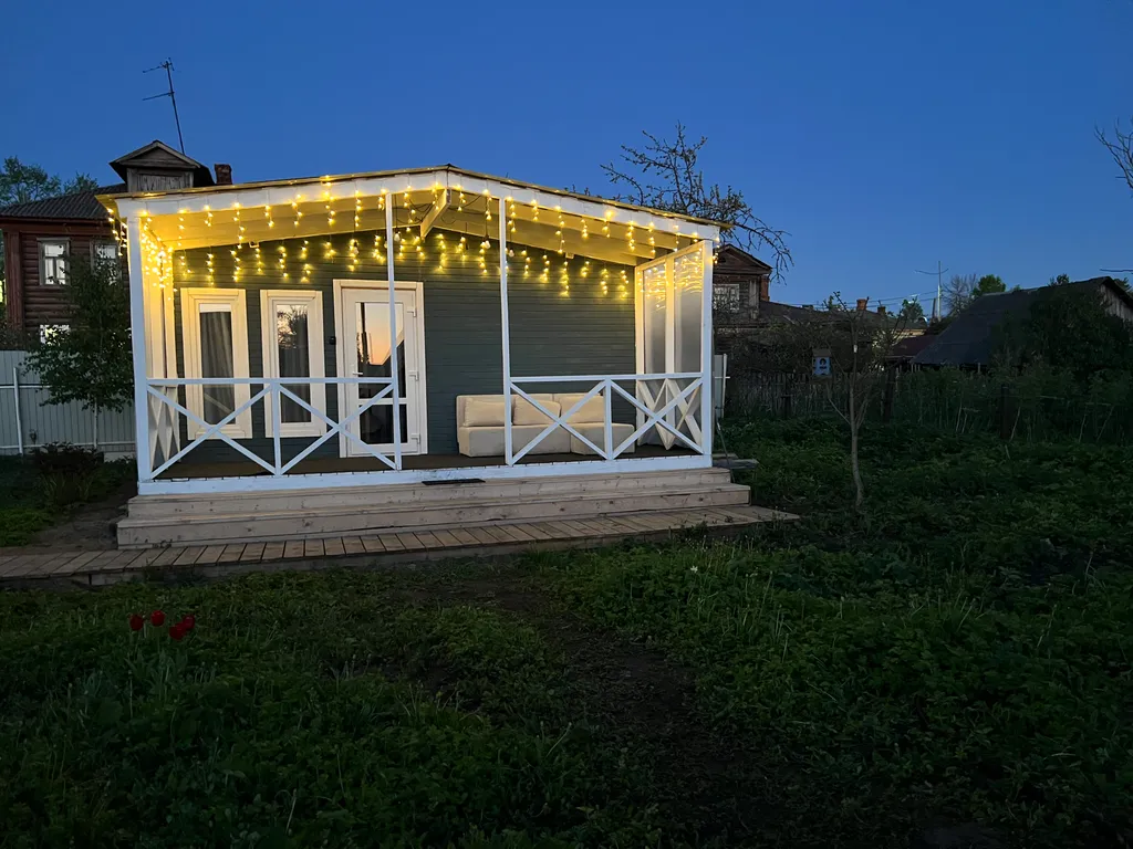 Новый уютный дом с отдельной территорией в центре города.