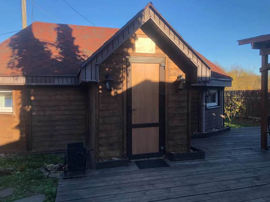 Уютный загородный дом с зоной барбекю и приватной территорией