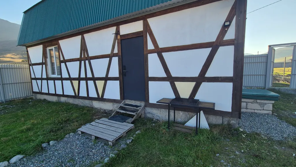 Домик с камином в горах