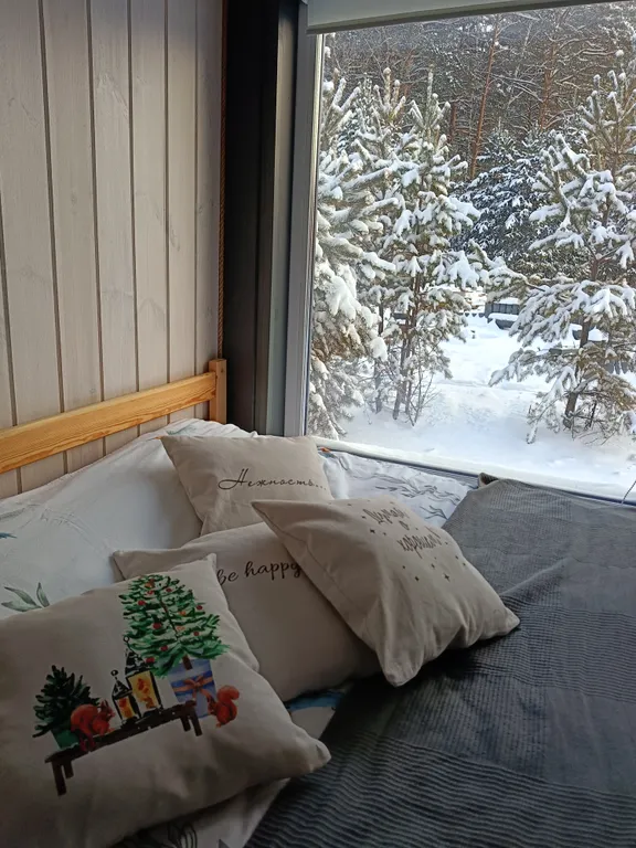 Темный домик на опушке леса