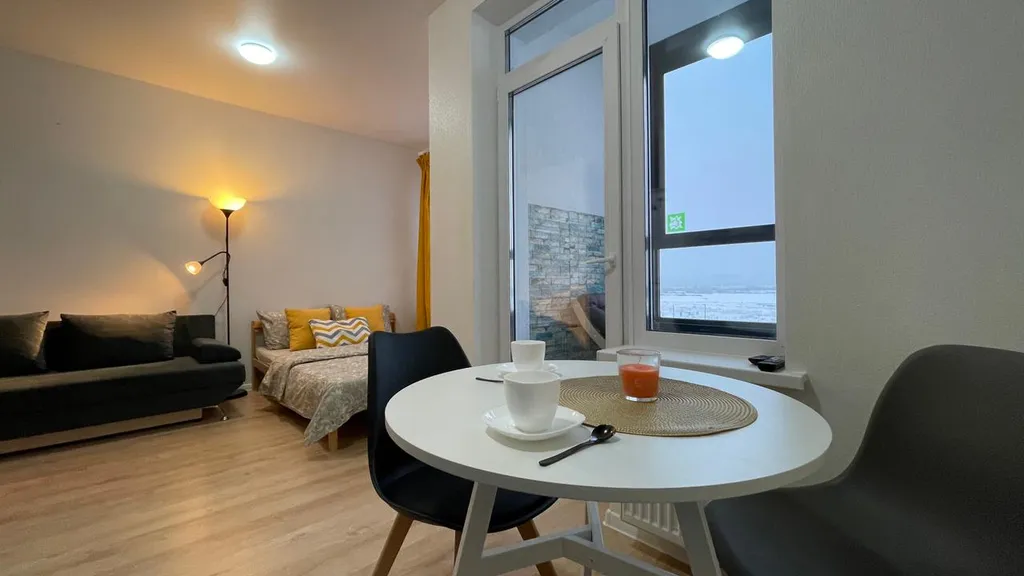 Не в отеле, а в квартире