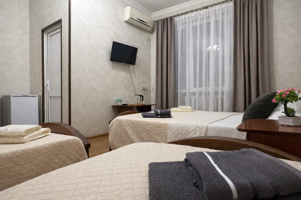 Четырёхместный стандарт с собственной ванной комнатой