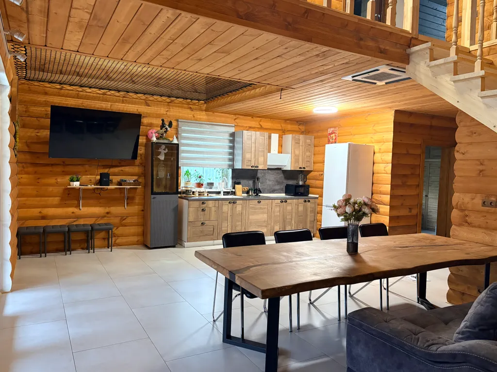 Дом с сауной и тёплым бассейном у пруда