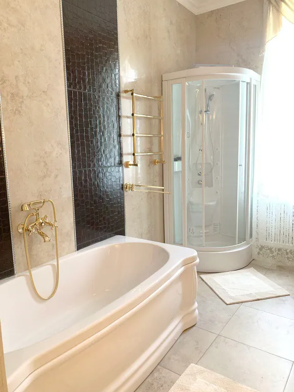 Двухэтажный коттедж в центре