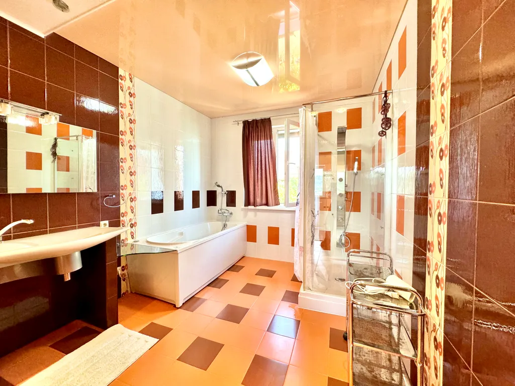 Дом с бассейном