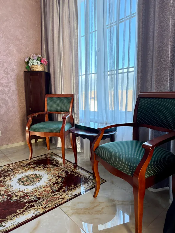 Изумрудный дизайнерский коттедж с бассейном