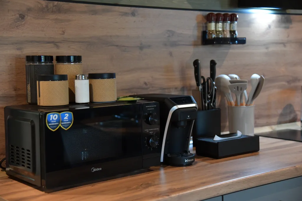 Дом с панорамными окнами в чаще леса у берега реки