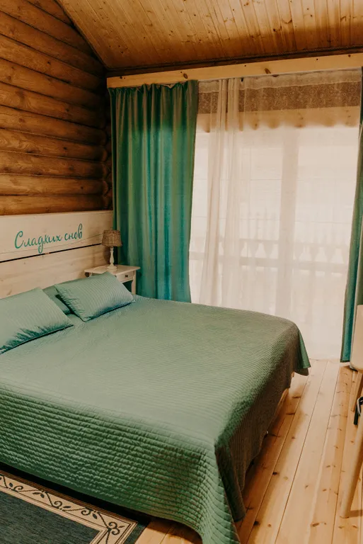 Дом напротив подъемника курорта Красная поляна с видом на горы