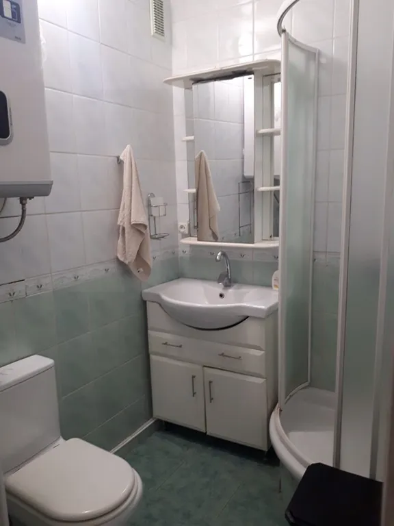 Часть дома с верандой и видом на море, горы и храм