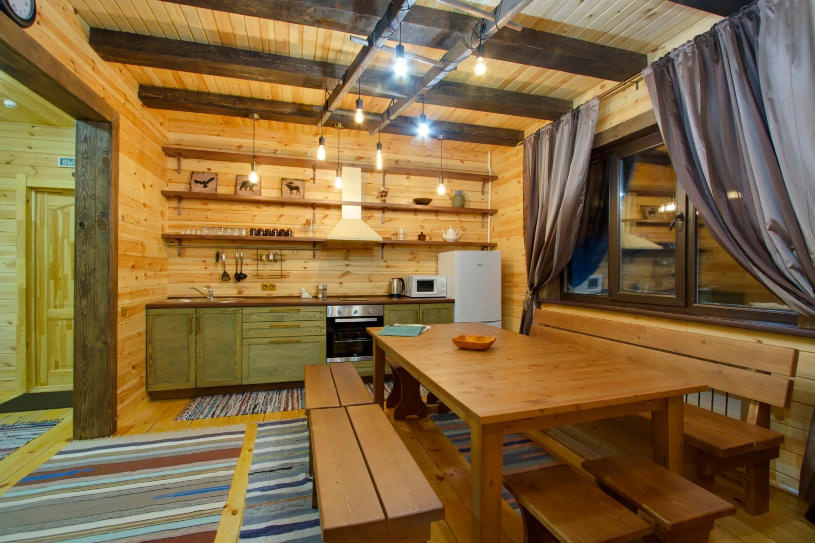 Кухня оборудована техникой и всей необходимой посудой