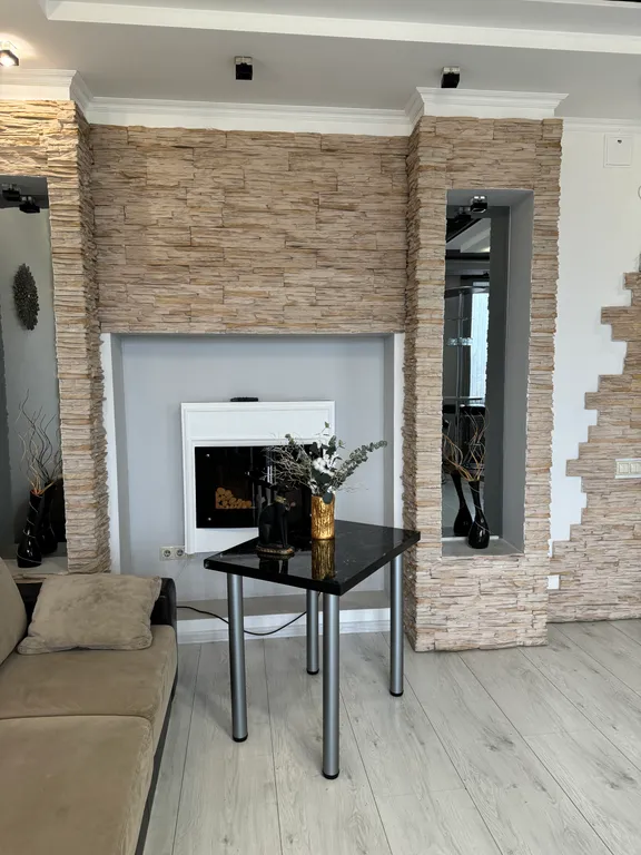 Красивая трёхкомнатная квартира в центре с видом на площадь