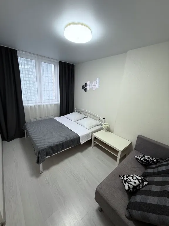 Еврдвушка в развитом районе