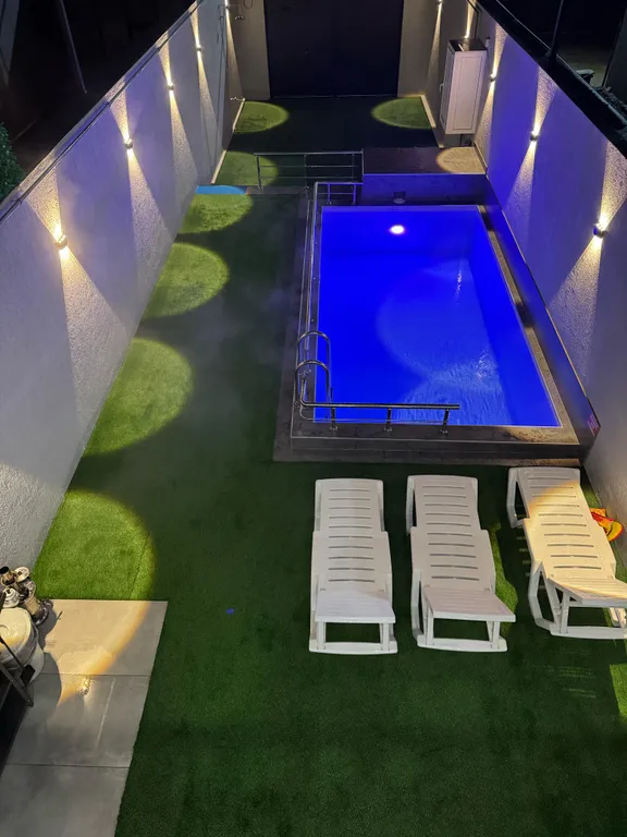 Шикарный дом с бассейном на берегу