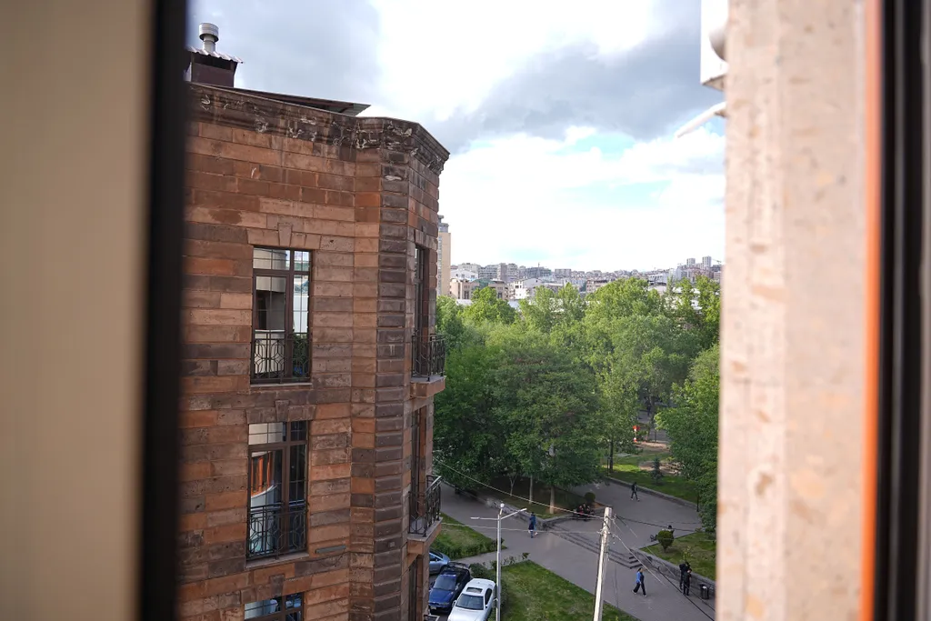 Студия с одной большой кроватью и видом на город