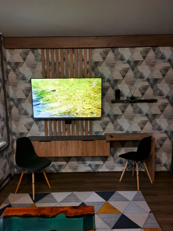 Тёмная, стильная, наполненная интимом и уютом студия в стиле лофт