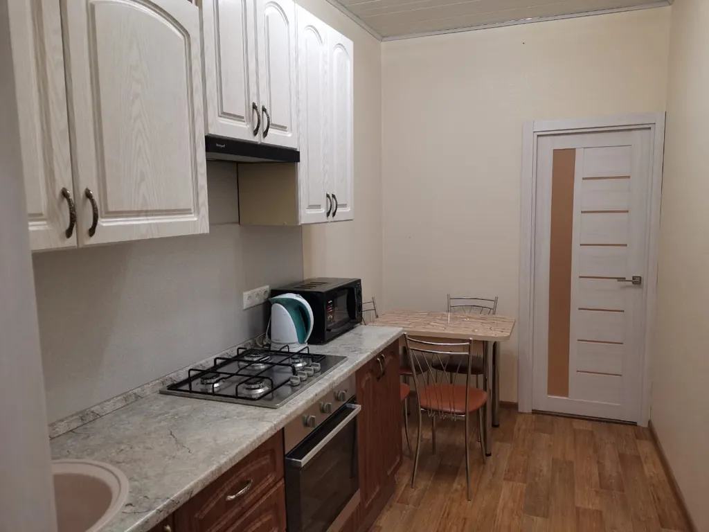 Уютный уголок с небольшой зоной для отдыха и машиноместом