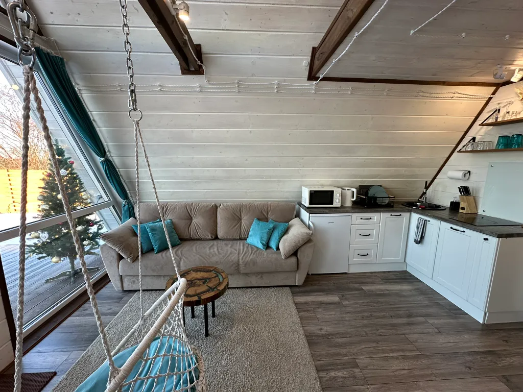 Дом в стиле A-frame на самом берегу реки