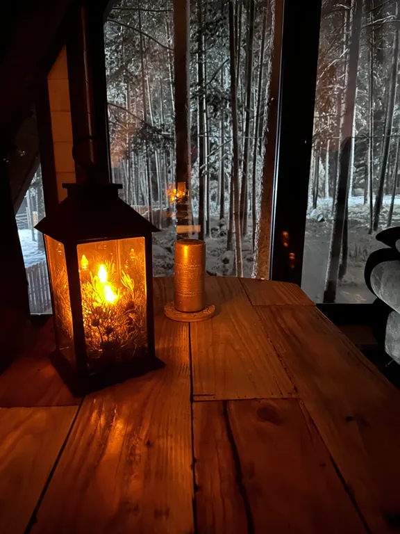 Сказочный дом в лесу с видом на горы