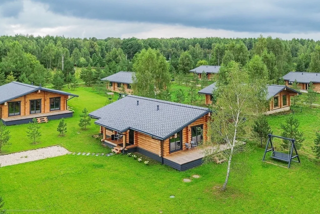 Уютный дом на берегу большого озера