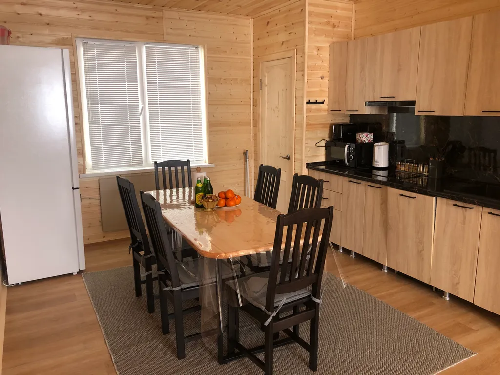 Уютный дом в лесу с видом на горы