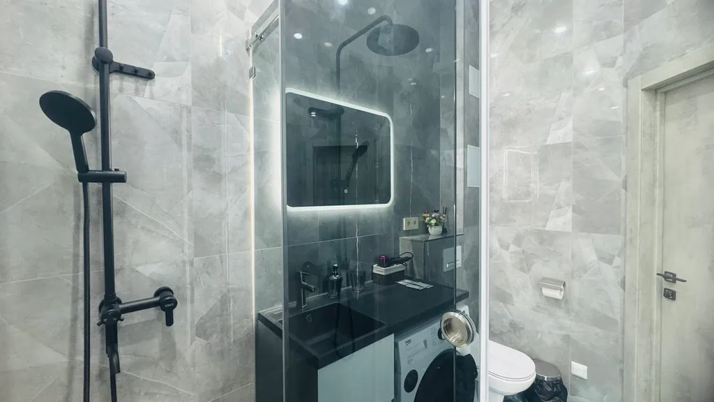 Студия скай класса в стиле модерн с панорамным видом на город