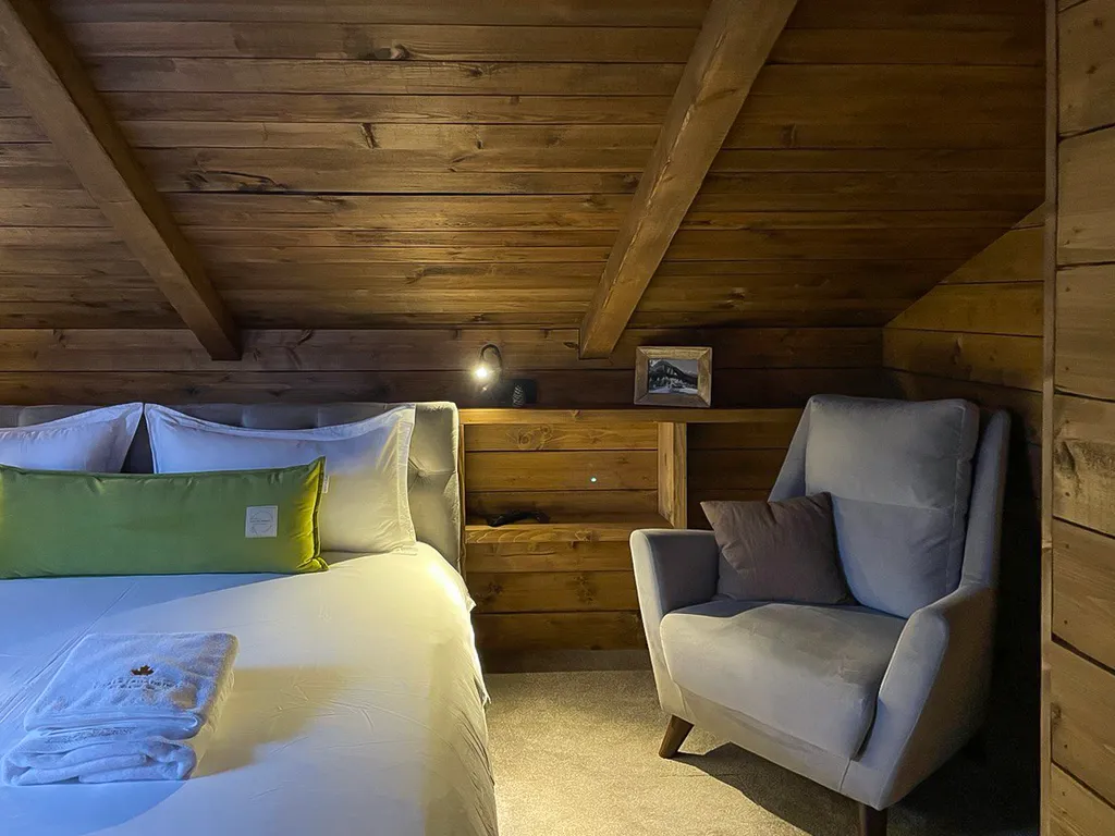 Коттедж Сказочный Шале с камином и джакузи в живописном лесу — Шадрино