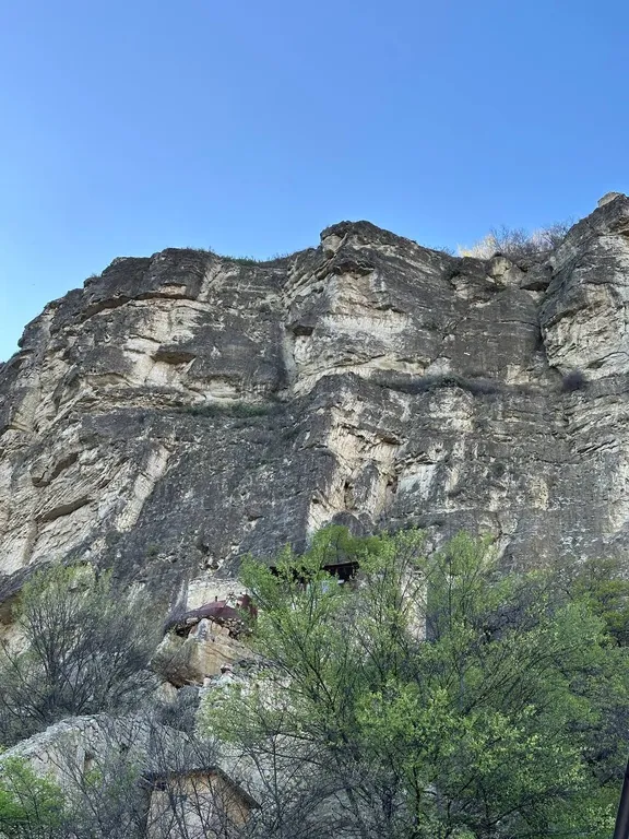 Уютный домик аквамарин у водопада и леса