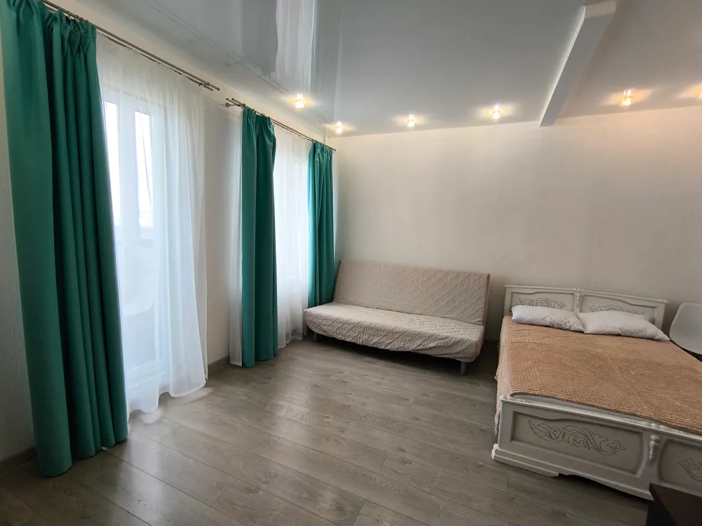 Современная квартира с видом на озеро