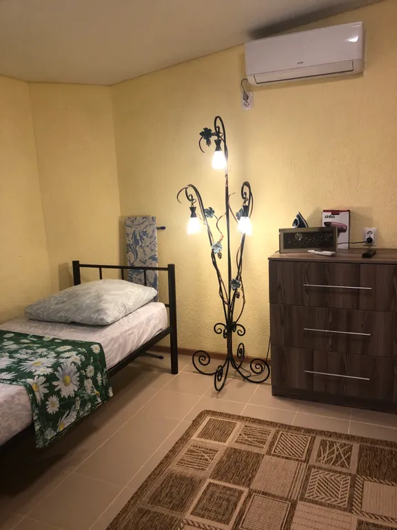 Двухкомнатная квартира со своей собственной ванной комнатой и кухней