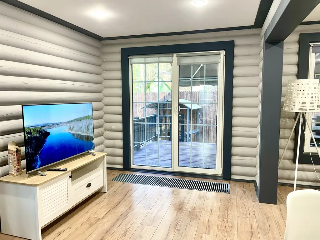 Уютный бревенчатый дом в сосновом бору