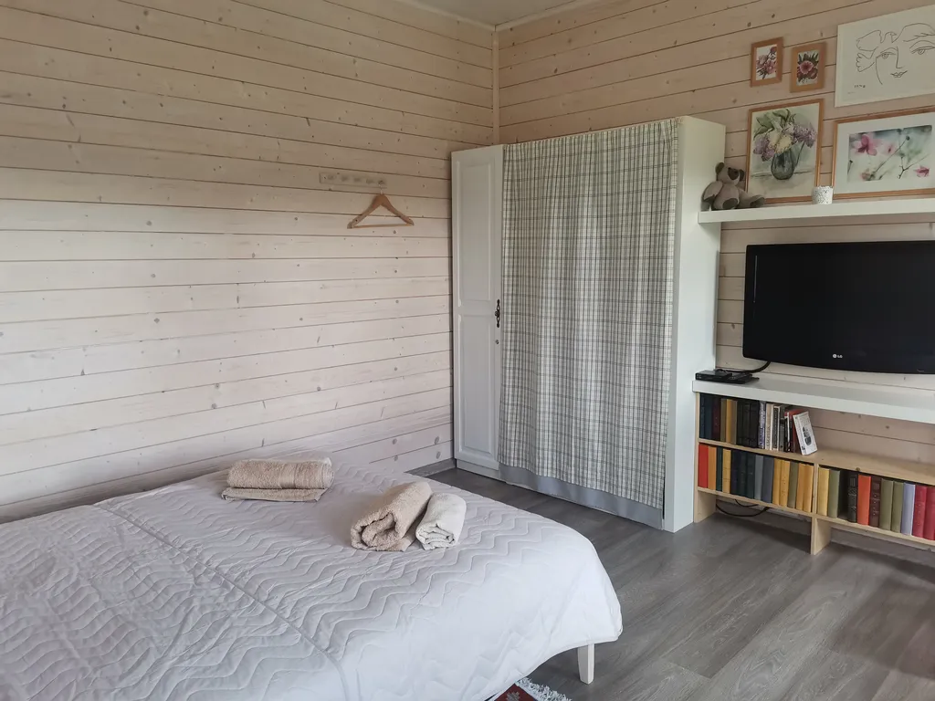 Дом с садом между лесом и рекой