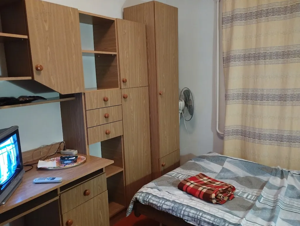 Комната с видом на осенний двор и сад