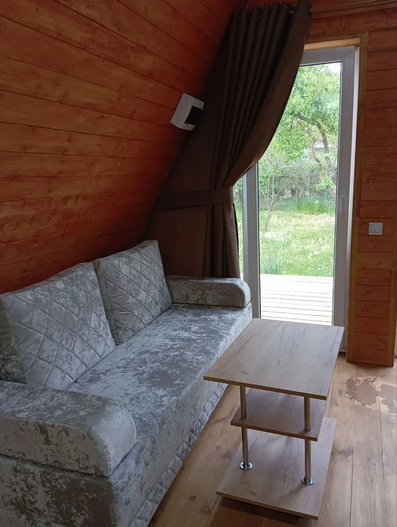 Уютный дом на берегу берегу реки