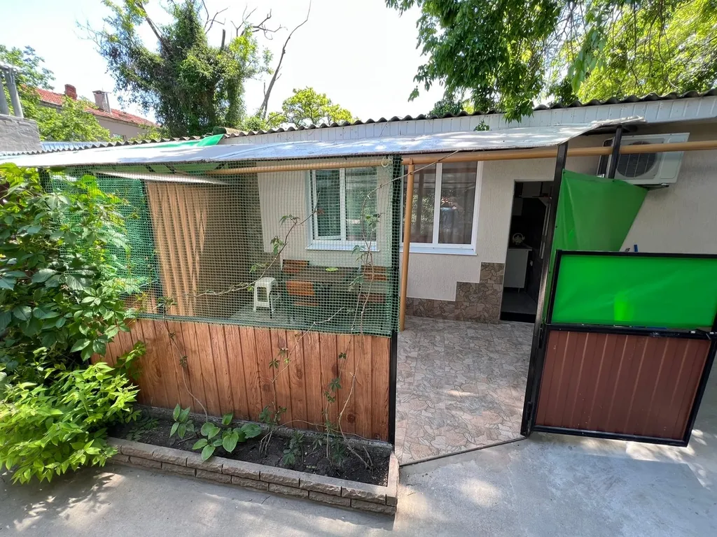 Коттедж Однокомнатный дом с уютным двориком — Евпатория