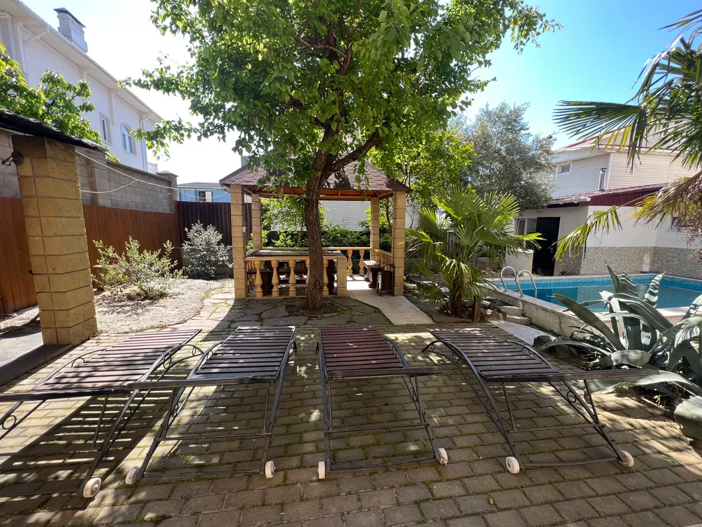 Дом с бассейном и баней