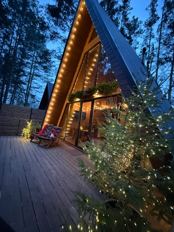 Дом А-фрейм с камином и баней с видом на лес