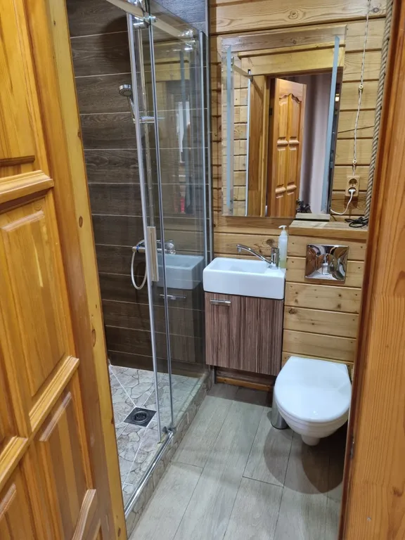 Уютный дом на берегу реки