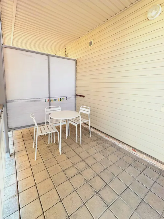 Комната с кухонным уголком и верандой