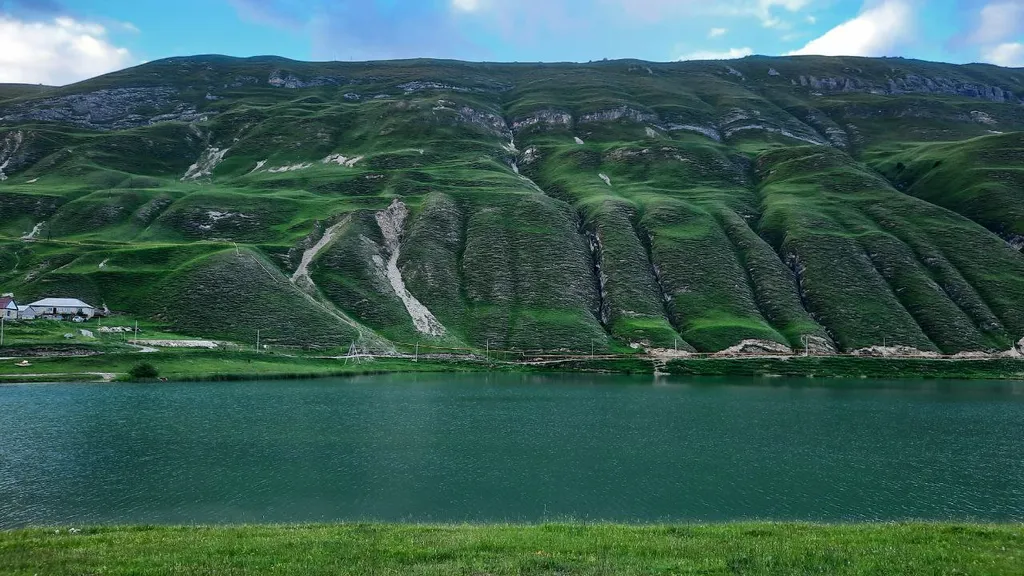 Уютный дом на берегу озера в Мочохе