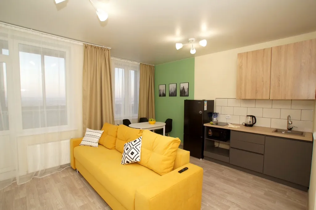 Просторная студия со свежим ремонтом и видом на лес