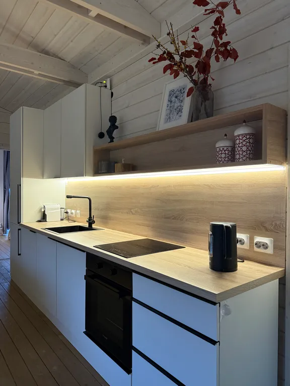 Дом с панорамным камином и видом на лес