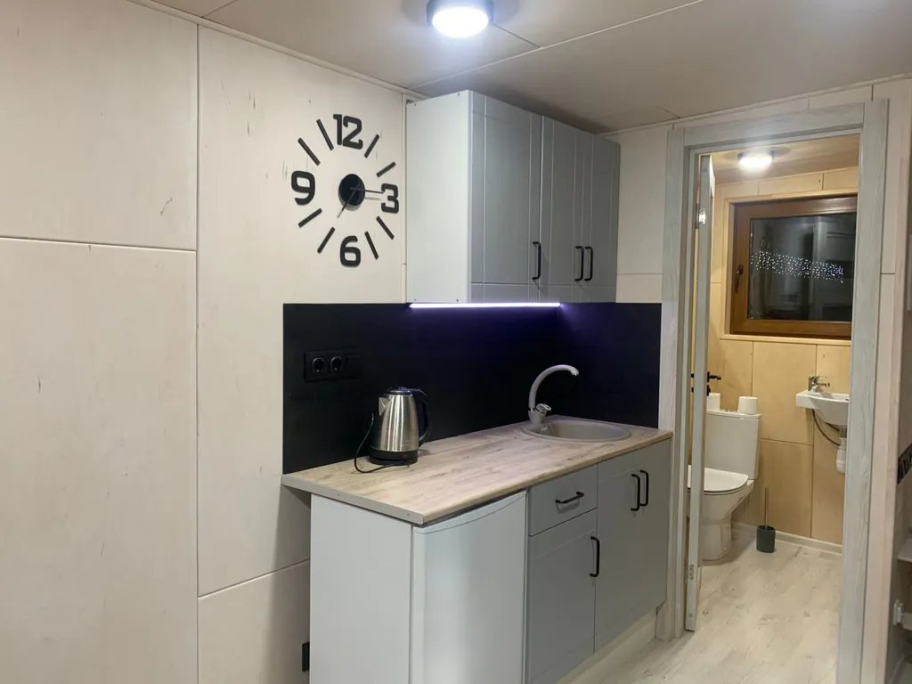 Уютный лесной домик на берегу ручья с выходом в лес