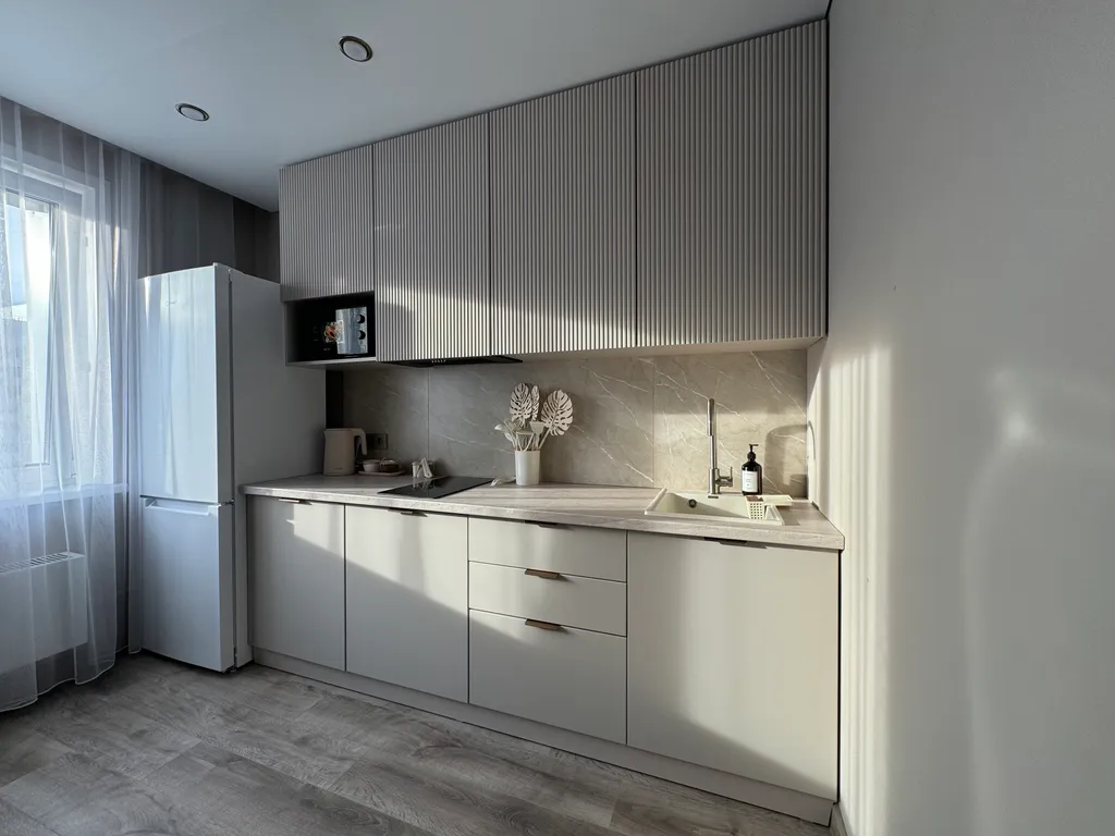 Новая квартира с дизайнерским ремонтом на берегу реки в жк белые росы